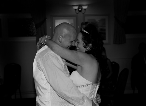 wedding couple kiss and first dance