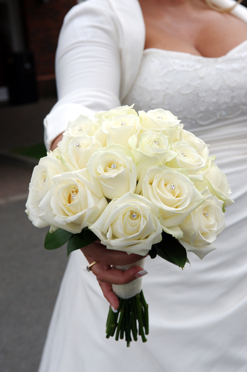 White bouquet flowers weddings