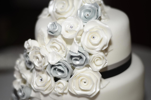The wedding cake photo - yeah I love cakes !